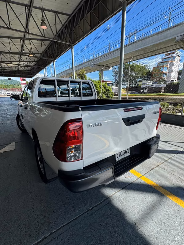 TOYOTA	HILUX DOBLE CABINA 2025