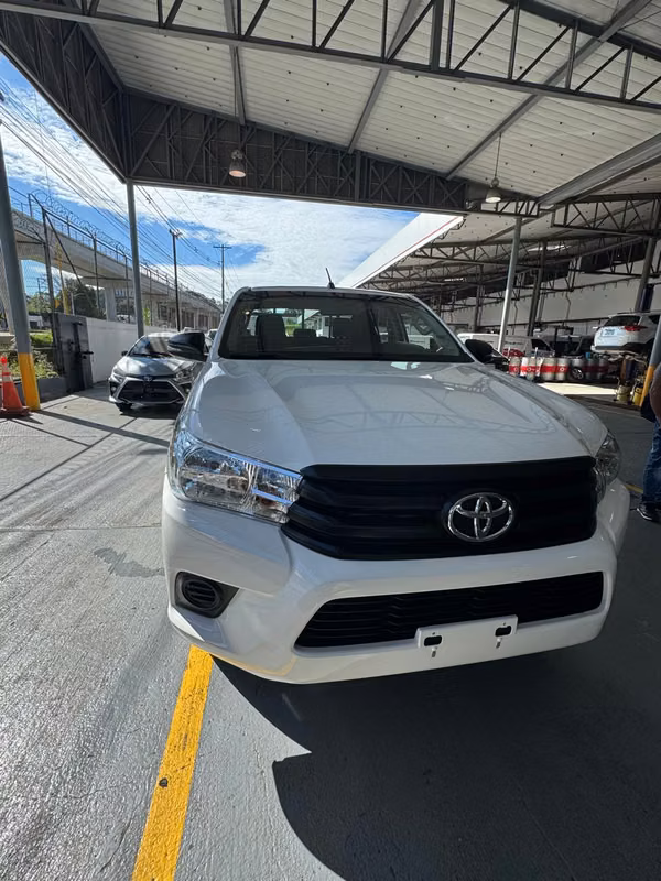 TOYOTA	HILUX DOBLE CABINA 2025