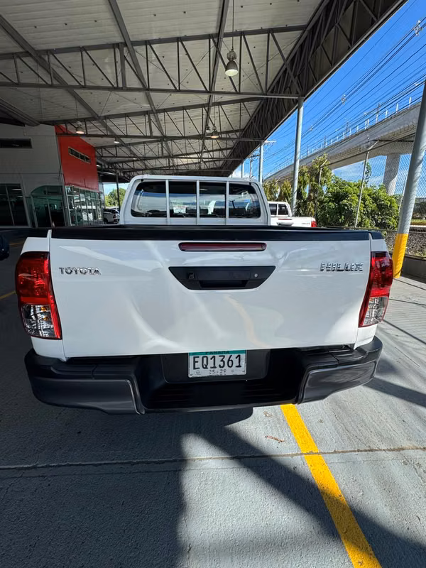TOYOTA	HILUX DOBLE CABINA 2025