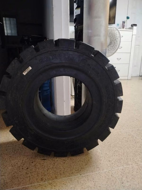 Neumático industrial sólido marca Topower, con medida 23X10-12