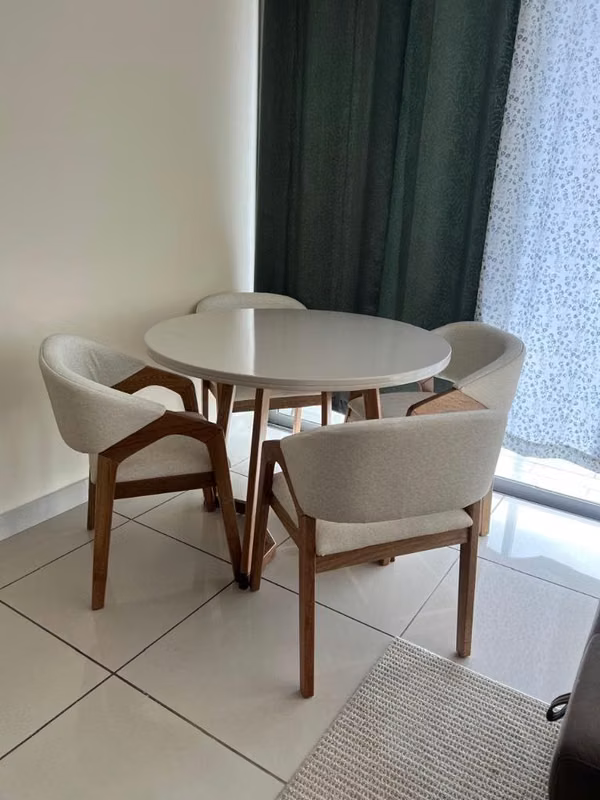 Comedor 4 puestos y sofá cama ambos de jamar