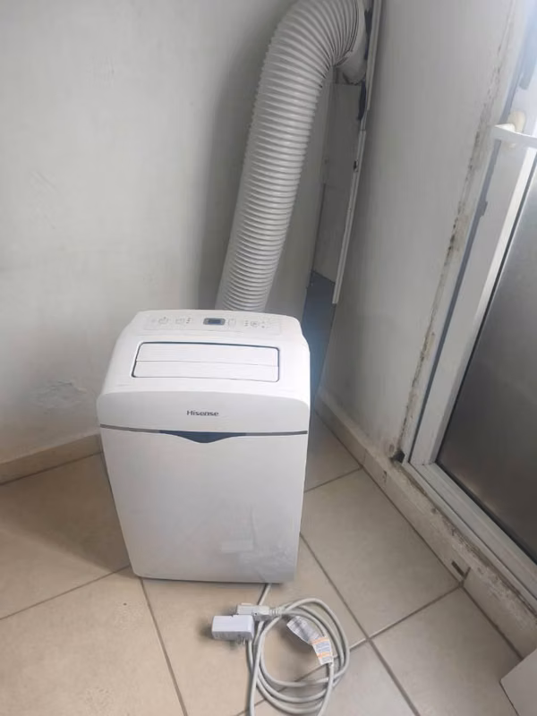 Se vende aire aire acondicionado portátil Hisense 12,000 BTU 110V en 150$
