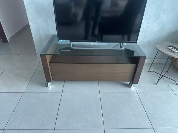2 muebles de tv y silla