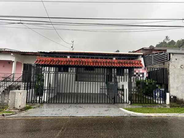 Vendo amplia casa en Altos del Bosque