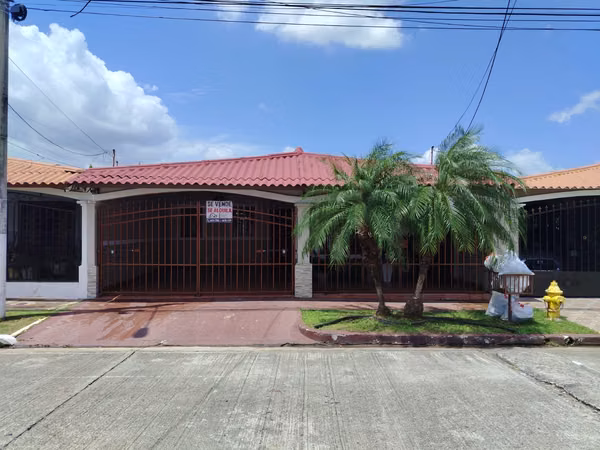Se vende amplia casa en Don Bosco Urbanización La Riviera