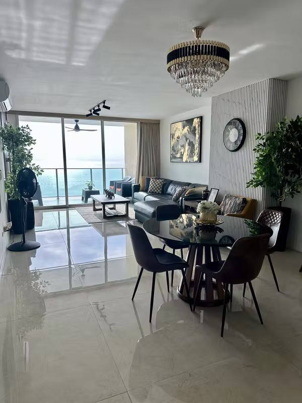 Sale of a lovely, spacious apartment on Avenida Balboa with two parking spaces