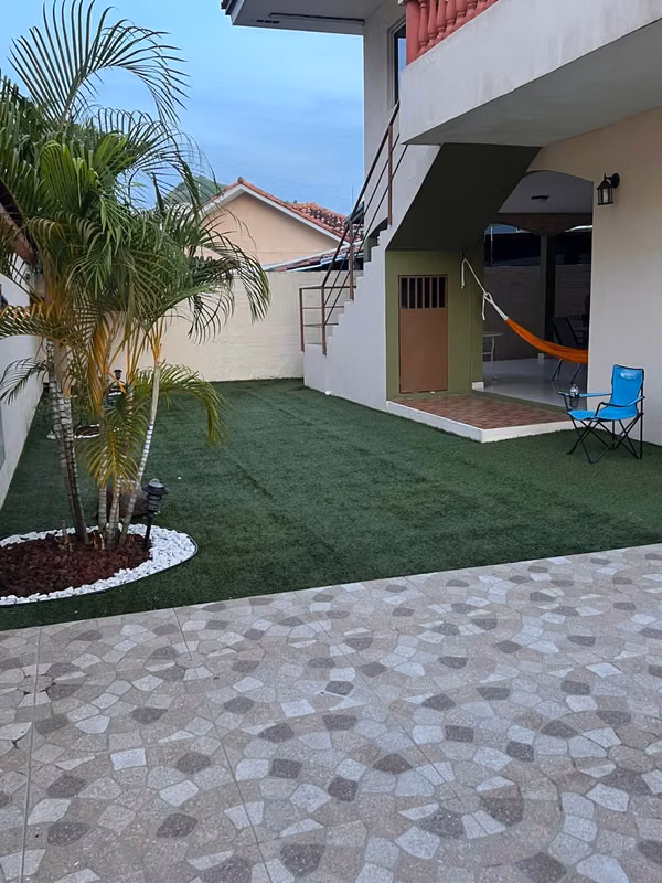 NC137 SE VENDE AMPLIA  Y ESPECTACULAR CASA EN ALTOS DE PANAMA