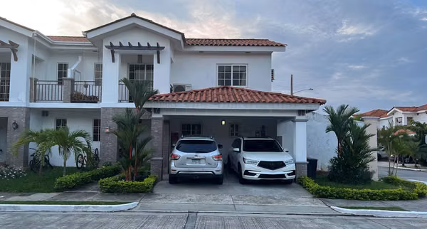 SE VENDE CASA EN QUINTAS DE VERSALLES
