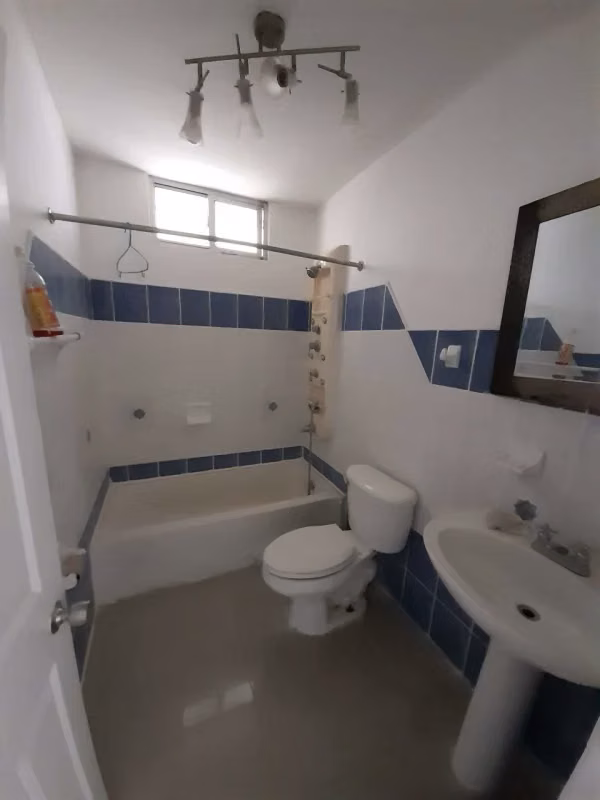 Céntrico habitación con baño privado y estacionamiento