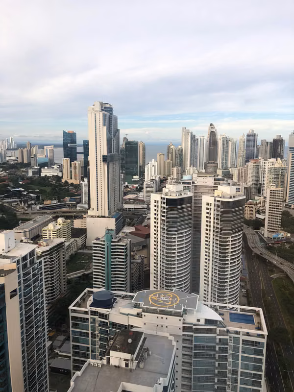 ALQUILO OFICINA PH BICSA FINANCIAL CENTER PISO ALTO  -P