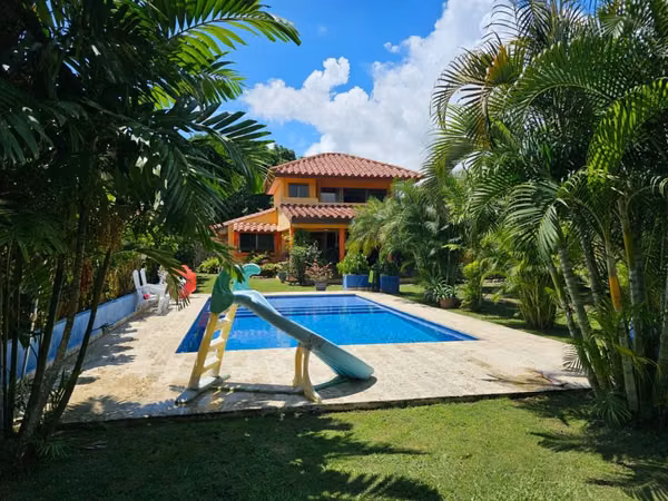 Coronado. Casa 1200mts 5r 4b piscina $495,000.00 neg
