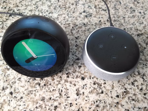 Echo Spot + Echo Dot Alexa — $45 por los dos