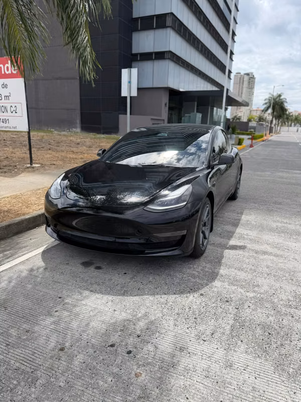  TESLA MODEL 3.  2023 | $26,000 | 48 MIL KM 