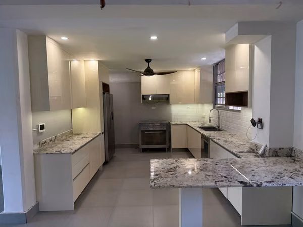 ¡En Alquiler! Exclusiva Casa de 3 Niveles en Clayton (Al lado del King's College)