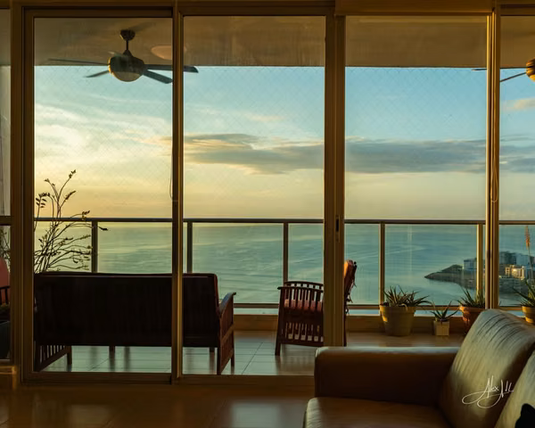 En Punta Pacífica- Venta de Amplio Apartamento con Espectacular Balcón y Vista Directa al Mar