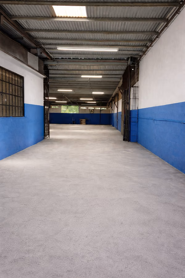 COMMERCIAL WAREHOUSE FOR SALE IN A PRIME LOCATION!