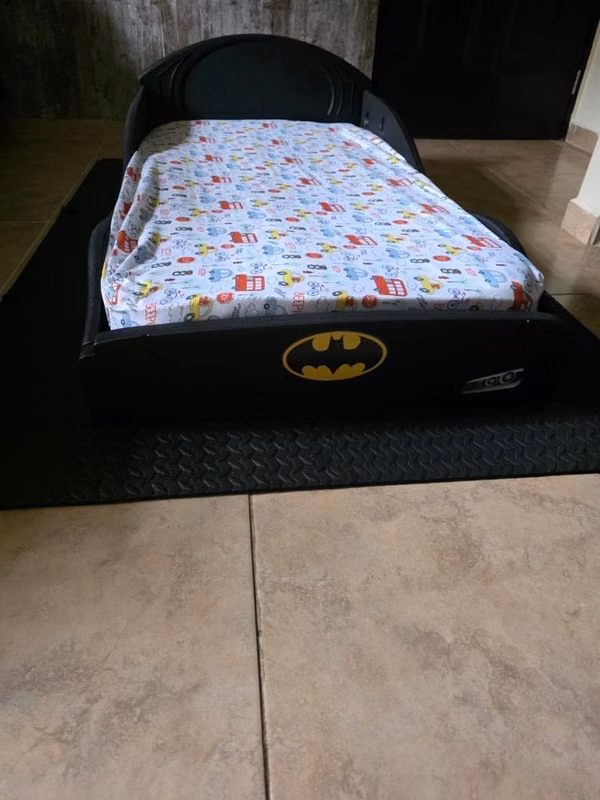 Cama  para bebè con forma de carro de Batman