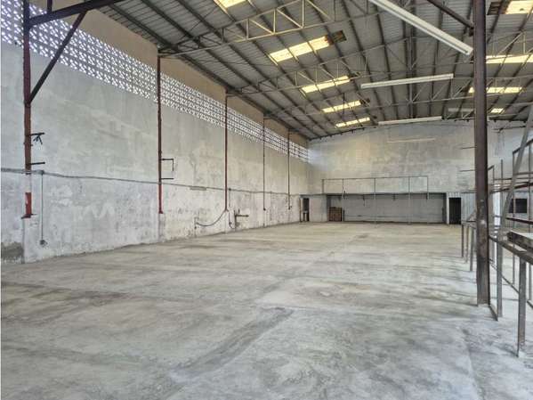 Alquiler de galera de 800 mts2 en Pueblo Nuevo