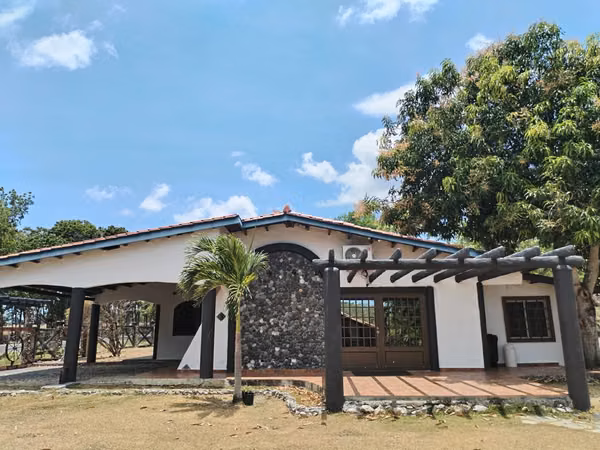 VENDO CASA DE PLAYA VIA PRINCIPAL HACIA PUNTA CHAME 800M2 DE LA VIA INTERAMERICANA
