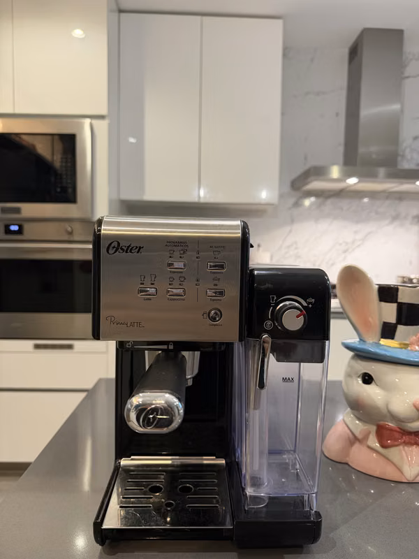 Vendo Máquina de café, capuccino y latte marca Prima Latte by Oster
