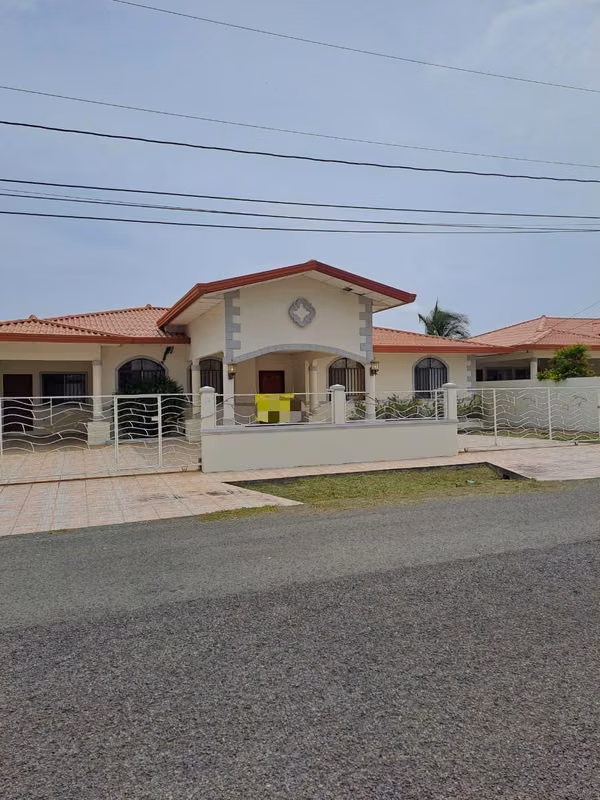 Se alquila grande , amoblada yhermosa casa David zona exclusiva 1,2000