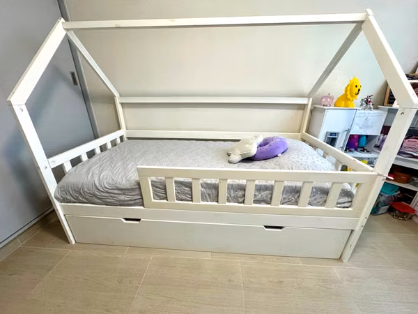 cama estilo casita con cama auxiliar y 2 colchones (buen estado)