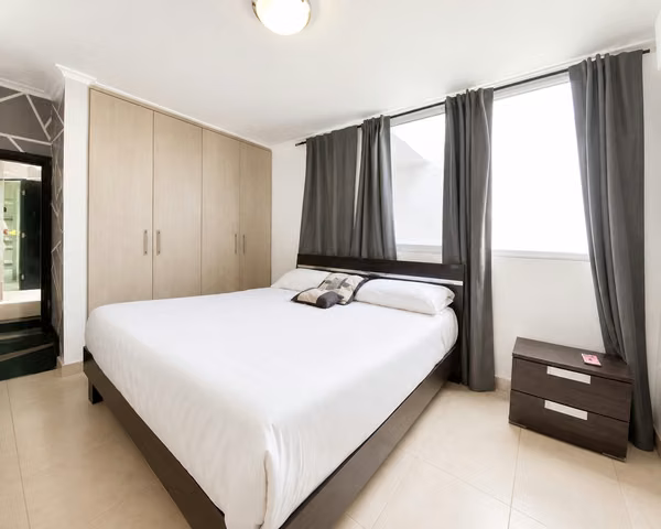Furnished 3-bedroom apartment for rent. Edison Park.