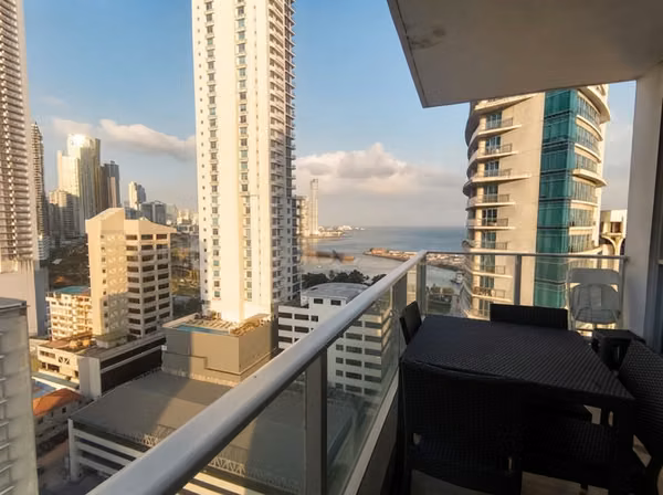 ALQUILER DE APARTAMENTO AMOBLADO EN BELLA VISTA | VISTA AL MAR Y CINTA COSTERA