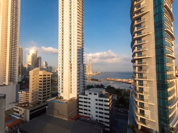 ALQUILER DE APARTAMENTO AMOBLADO EN BELLA VISTA | VISTA AL MAR Y CINTA COSTERA
