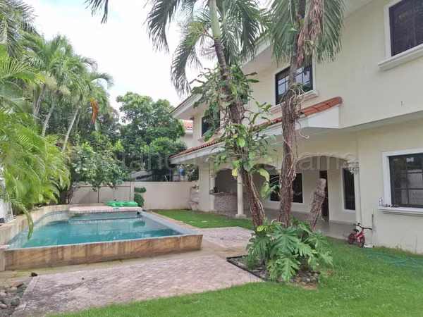 271890. House for rent: 426 m² (house size), 4 bedrooms, 625 m² lot. Private pool.