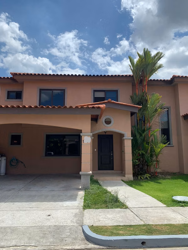 SE VENDE CASA EN VERSALLES, MODELO TOLEDO