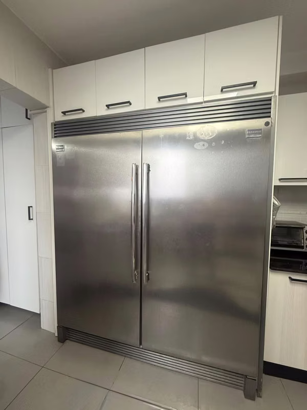 Juego de refrigeración Frigidaire: dos unidades gemelas + mueble a juego