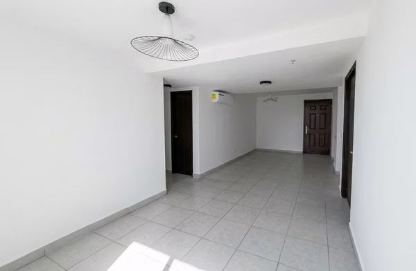 Apartment on Via España I with excellent lighting and location.