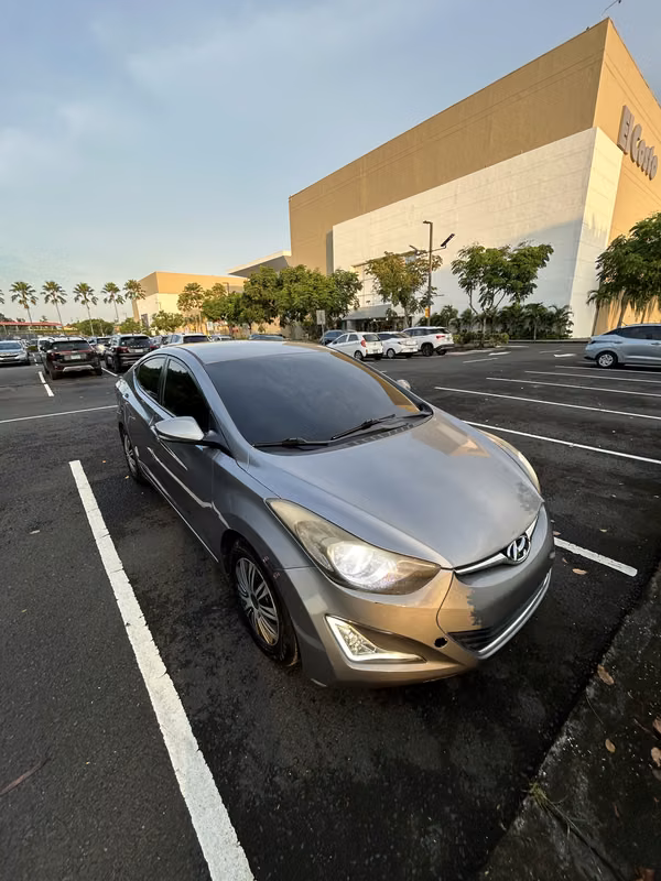 Se vende Hyundai Accent año 2012, en muy buenas condiciones y funcionando perfectamente. Es un vehículo cómodo, práctico y confiable, ideal para uso diario.