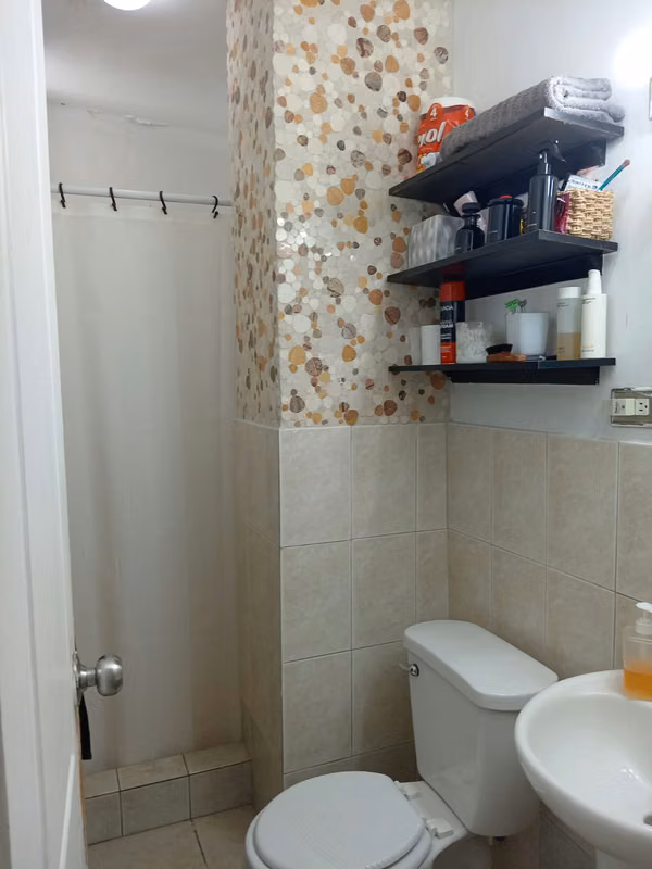 Alquilo precioso apartamento amoblado en PH Brisas de España Carrasquilla