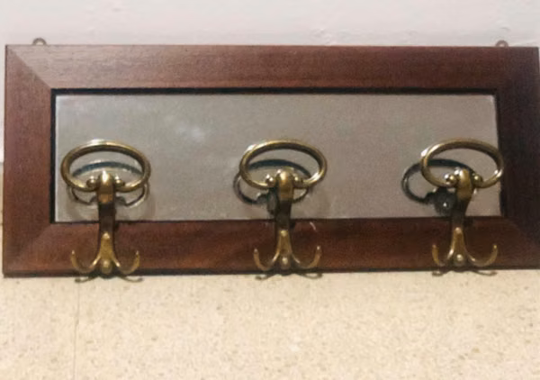 Colgador de madera espejo y bronce