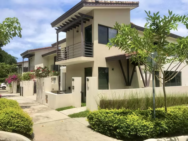 Venta de Hermosa casa en Esquina con Amplio Jardín en Panama Pacifico 25*2828Mfk