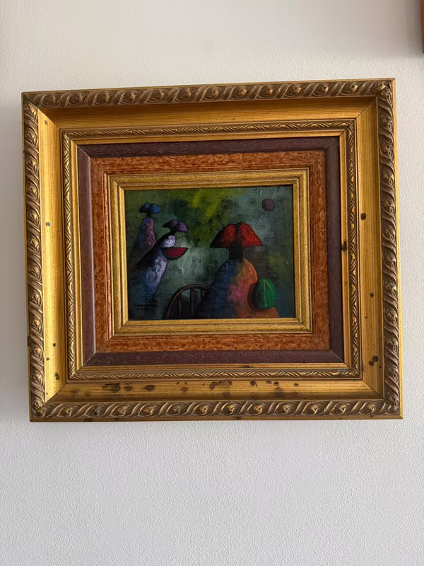 Se venden cuadros de diferentes artistas.
