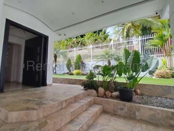 Venta de casa remodelada en Brisas del Golf, 300 m², jardín y terraza  26mgo6556
