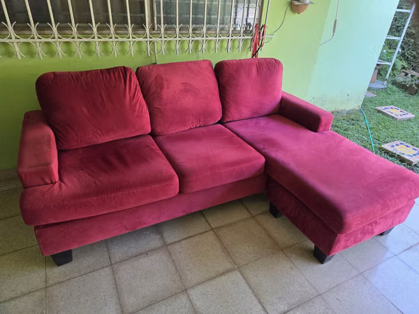 Sofa esquinero,  mueble auxiliar y sillas antiguas
