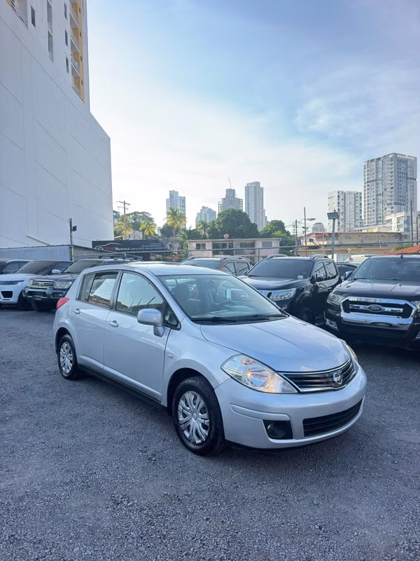 NISSAN TIIDA 2010