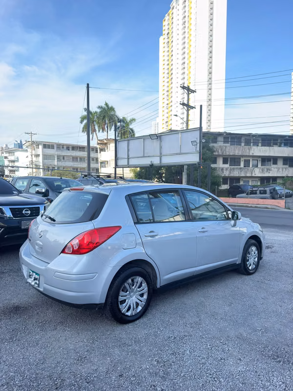 NISSAN TIIDA 2010