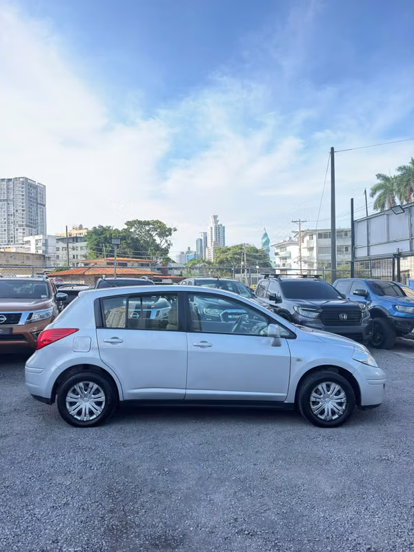 NISSAN TIIDA 2010