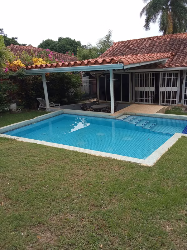 CASA DE PLAYA DENTRO DEL CLUB ECUESTRE - CORONADO