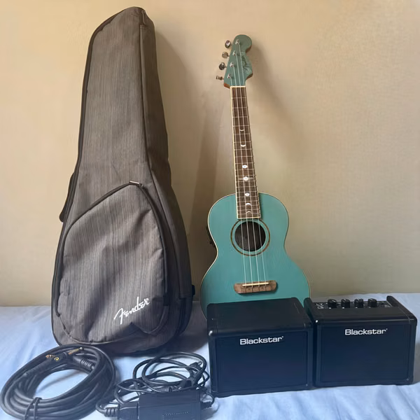 Vendo Ukele Fender con mini Amp Blackstar Fly 3