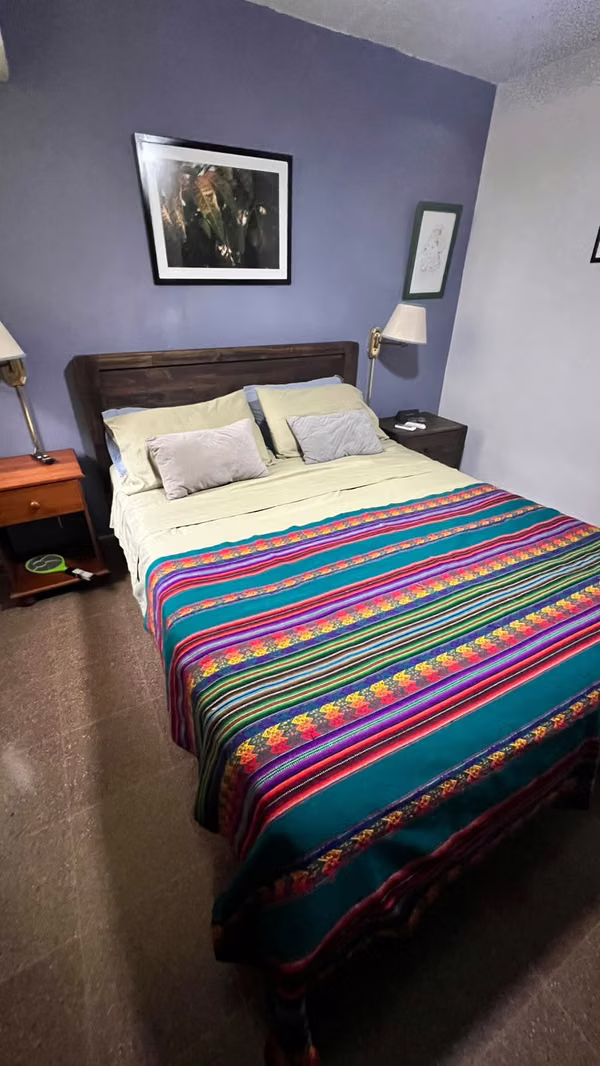 Cama Queen + colchon pillow top   whatsapp 