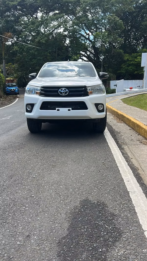 VENDO TOYOTA HI-LUX 2025 - NEGOCIABLE