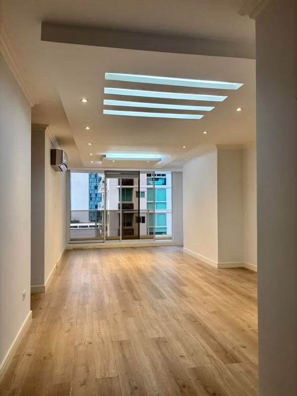 Rental in Obarrio: high-floor unit with balcony, study, and 2 parking spaces.