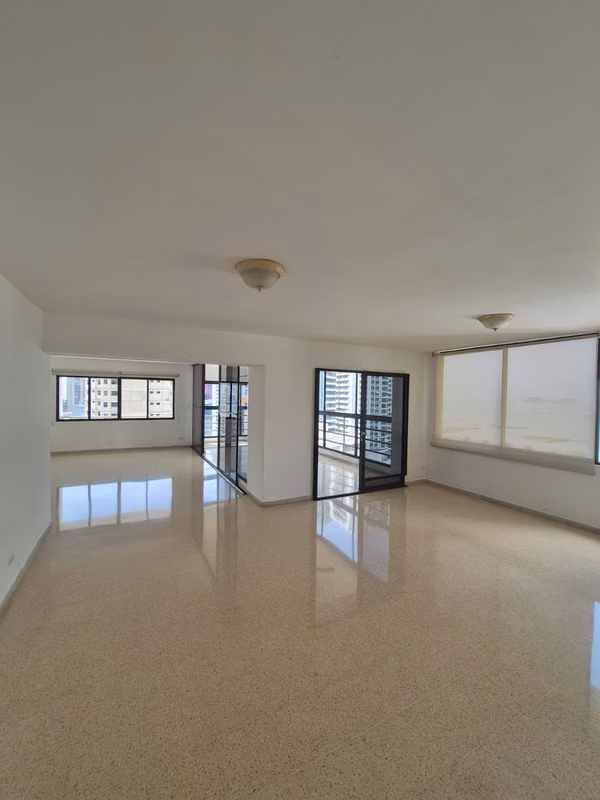 Alquiler de Amplio Apartamento de 323 m² - P.H. Torre Marbella”