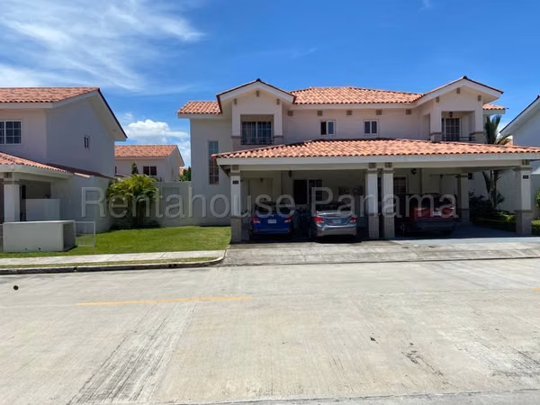 Casa en alquiler en Versalles YM